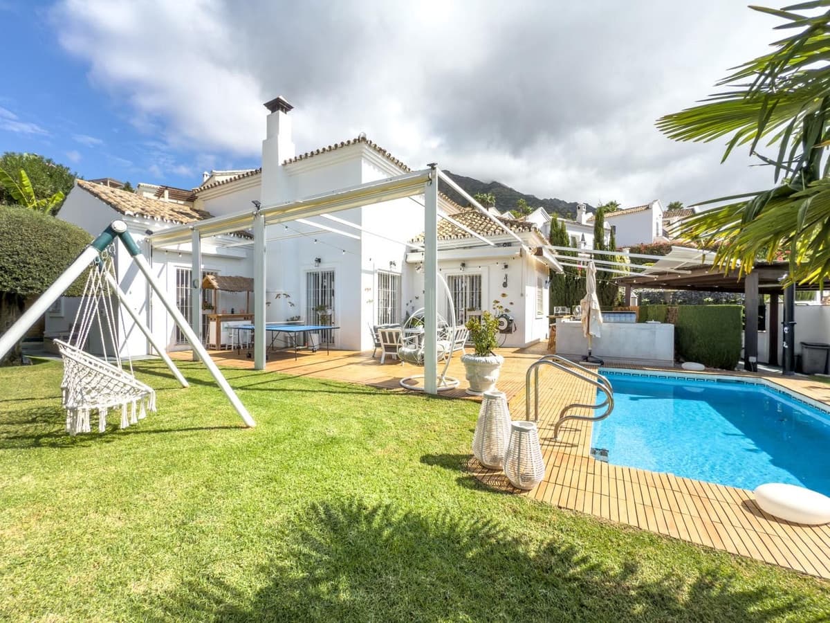 4 bedroom Villa for sale in Marbella with pool - € 999,000 (Ref: 9528420)