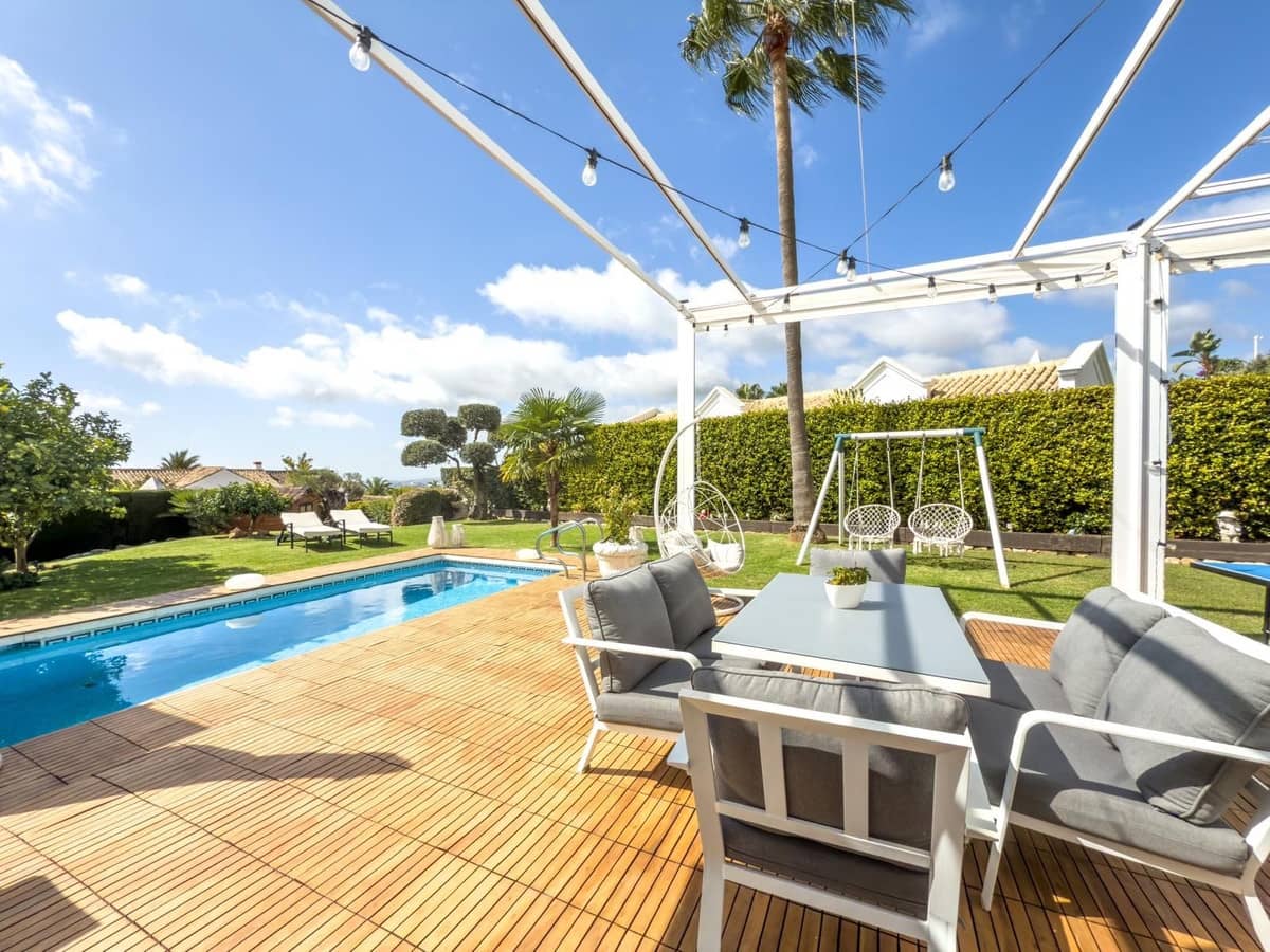4 bedroom Villa for sale in Marbella with pool - € 999,000 (Ref: 9528420)