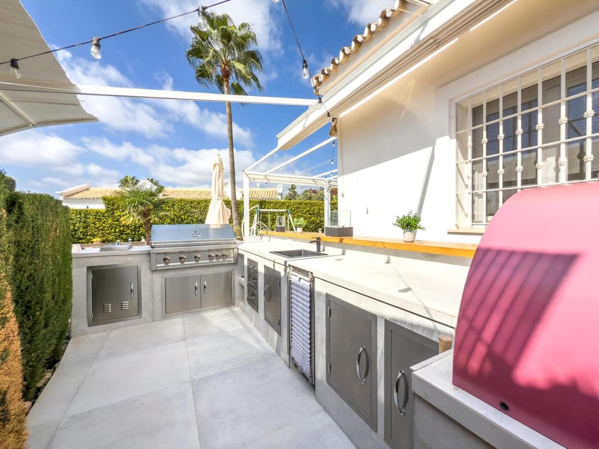 4 bedroom Villa for sale in Marbella with pool - € 999,000 (Ref: 9528420)