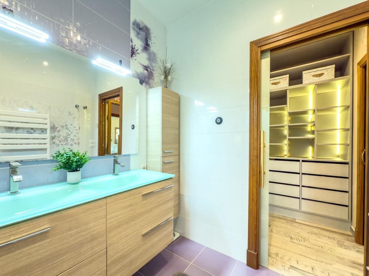 4 bedroom Villa for sale in Marbella with pool - € 999,000 (Ref: 9528420)