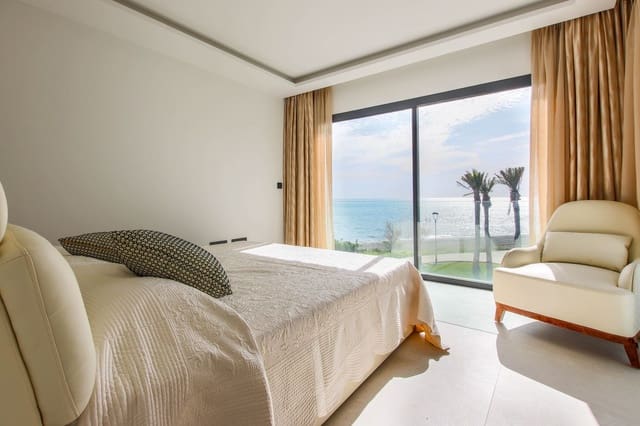 3 bedroom Townhouse for sale in Estepona with pool garage - € 2,350,000 (Ref: 9538998)