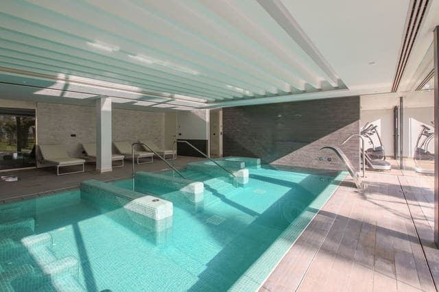 3 quarto Casa em Banda para venda em Estepona com piscina garagem - 3 450 000 € (Ref: 9538999)