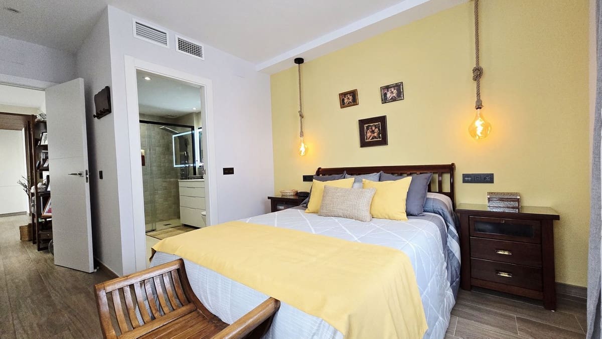 2 soverom Leilighet til salgs i Nueva Andalucia med svømmebasseng garasje - € 460 000 (Ref: 9557395)