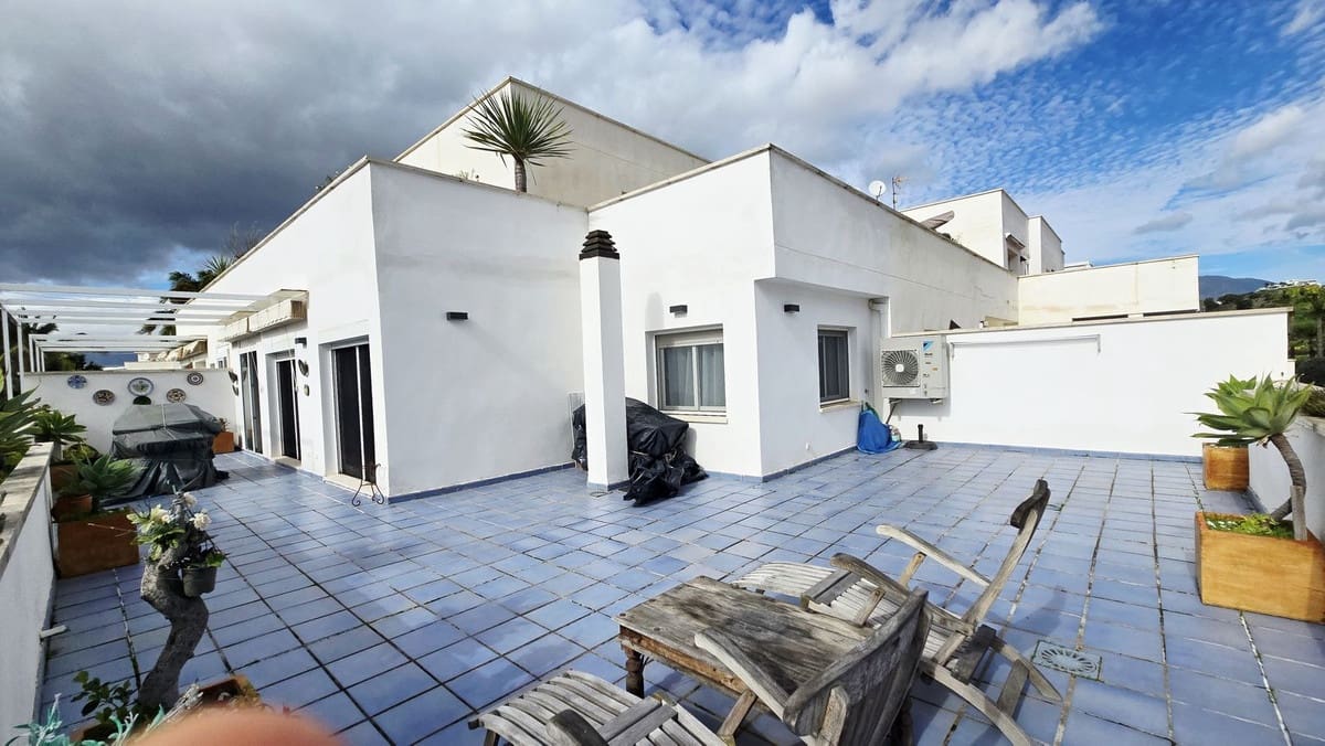 2 soverom Leilighet til salgs i Nueva Andalucia med svømmebasseng garasje - € 460 000 (Ref: 9557395)