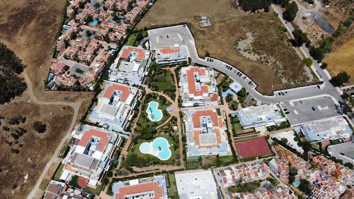 2 soverom Leilighet til salgs i Nueva Andalucia med svømmebasseng garasje - € 460 000 (Ref: 9557395)