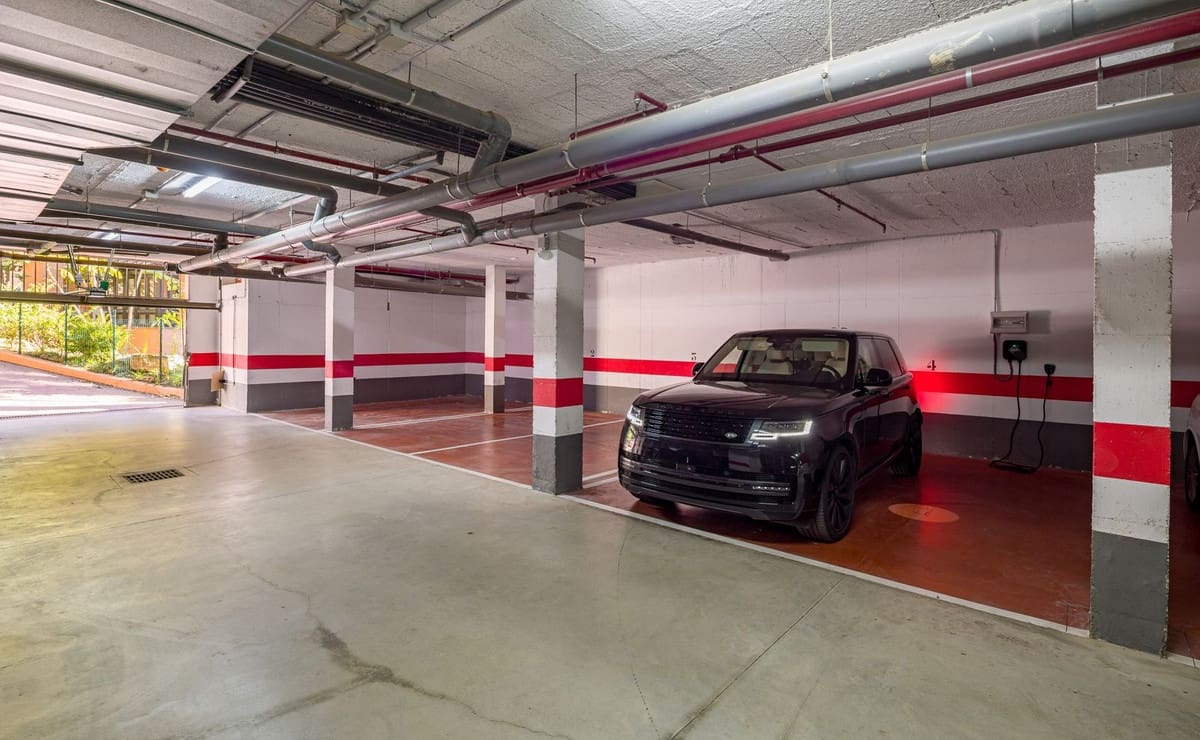 4 sovrum Lägenhet till salu i Nueva Andalucia med pool garage - 895 000 € (Ref: 9562265)