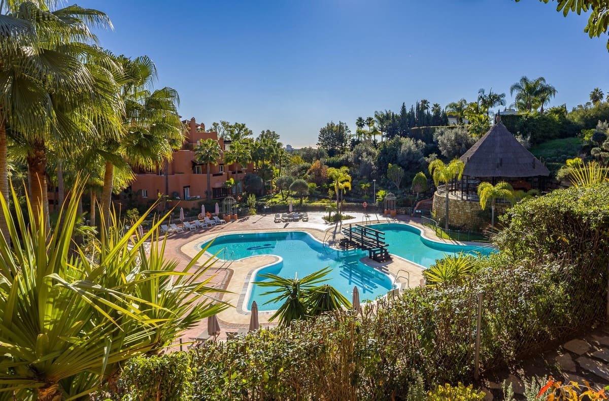 4 sovrum Lägenhet till salu i Nueva Andalucia med pool garage - 895 000 € (Ref: 9562265)