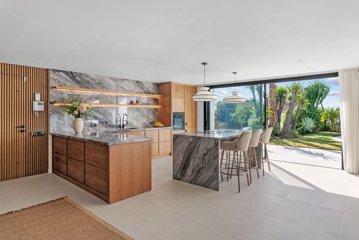 4 soverom Villa til salgs i Nueva Andalucia med svømmebasseng garasje - € 2 895 000 (Ref: 9588210)