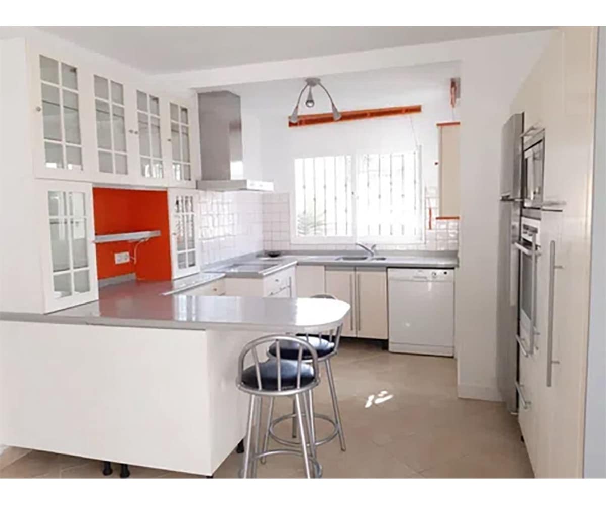 3 soveværelse Villa til salg i Nueva Andalucia med swimmingpool - € 980.000 (Ref: 9600038)