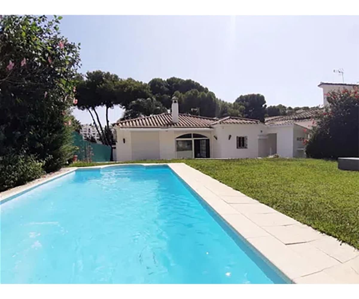 3 soveværelse Villa til salg i Nueva Andalucia med swimmingpool - € 980.000 (Ref: 9600038)
