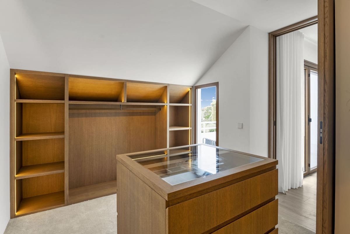 4 quarto Apartamento para venda em Nueva Andalucia com piscina garagem - 2 250 000 € (Ref: 9622771)