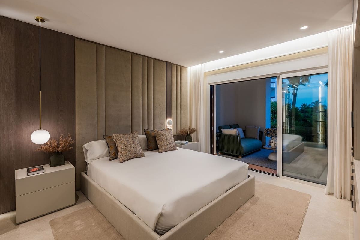 Apartamento de 3 habitaciones en Estepona en venta con piscina garaje - 1.995.000 € (Ref: 9646081)