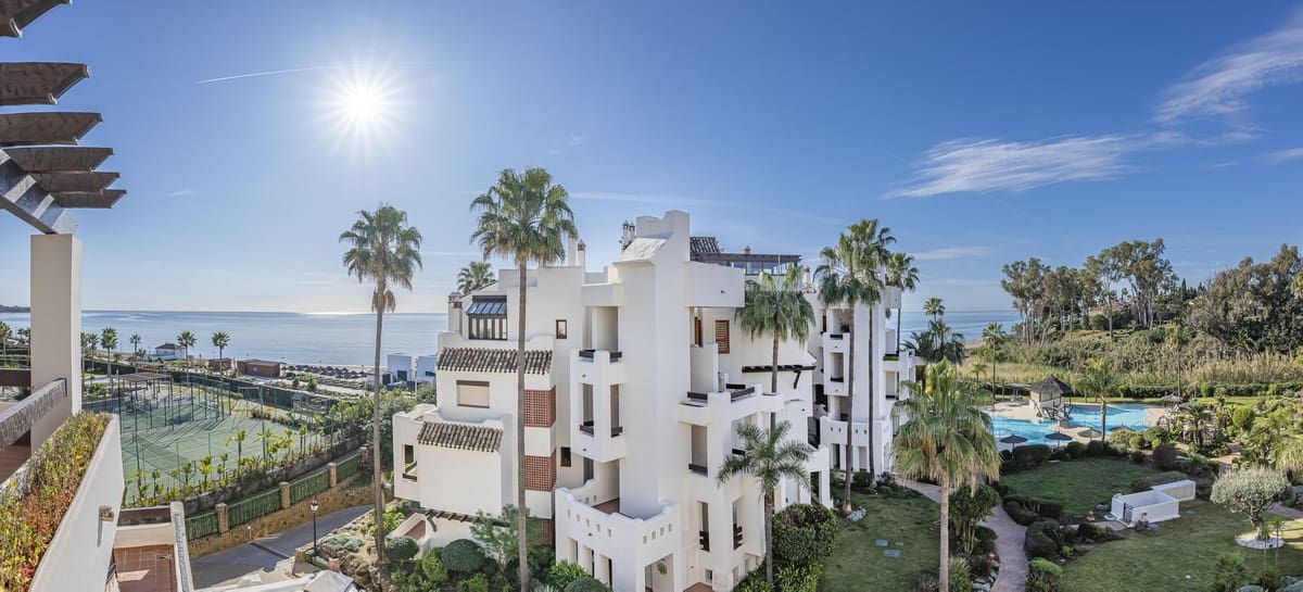 Apartamento de 3 habitaciones en Estepona en venta con piscina garaje - 1.995.000 € (Ref: 9646081)