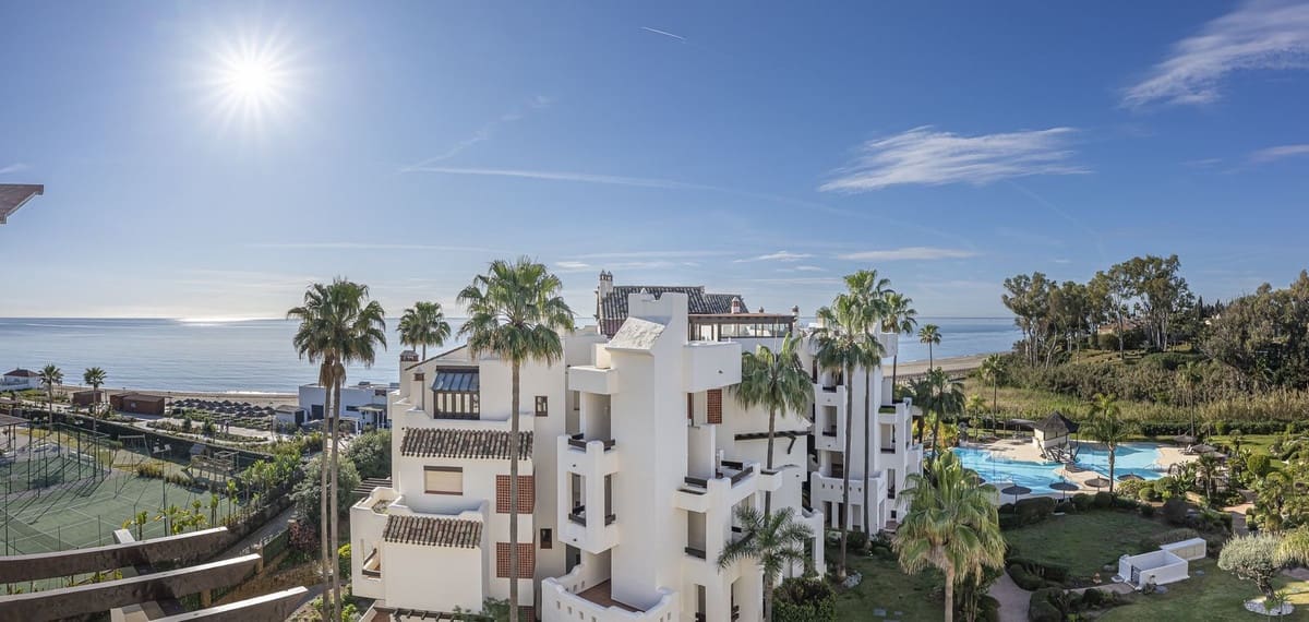 Apartamento de 3 habitaciones en Estepona en venta con piscina garaje - 1.995.000 € (Ref: 9646081)