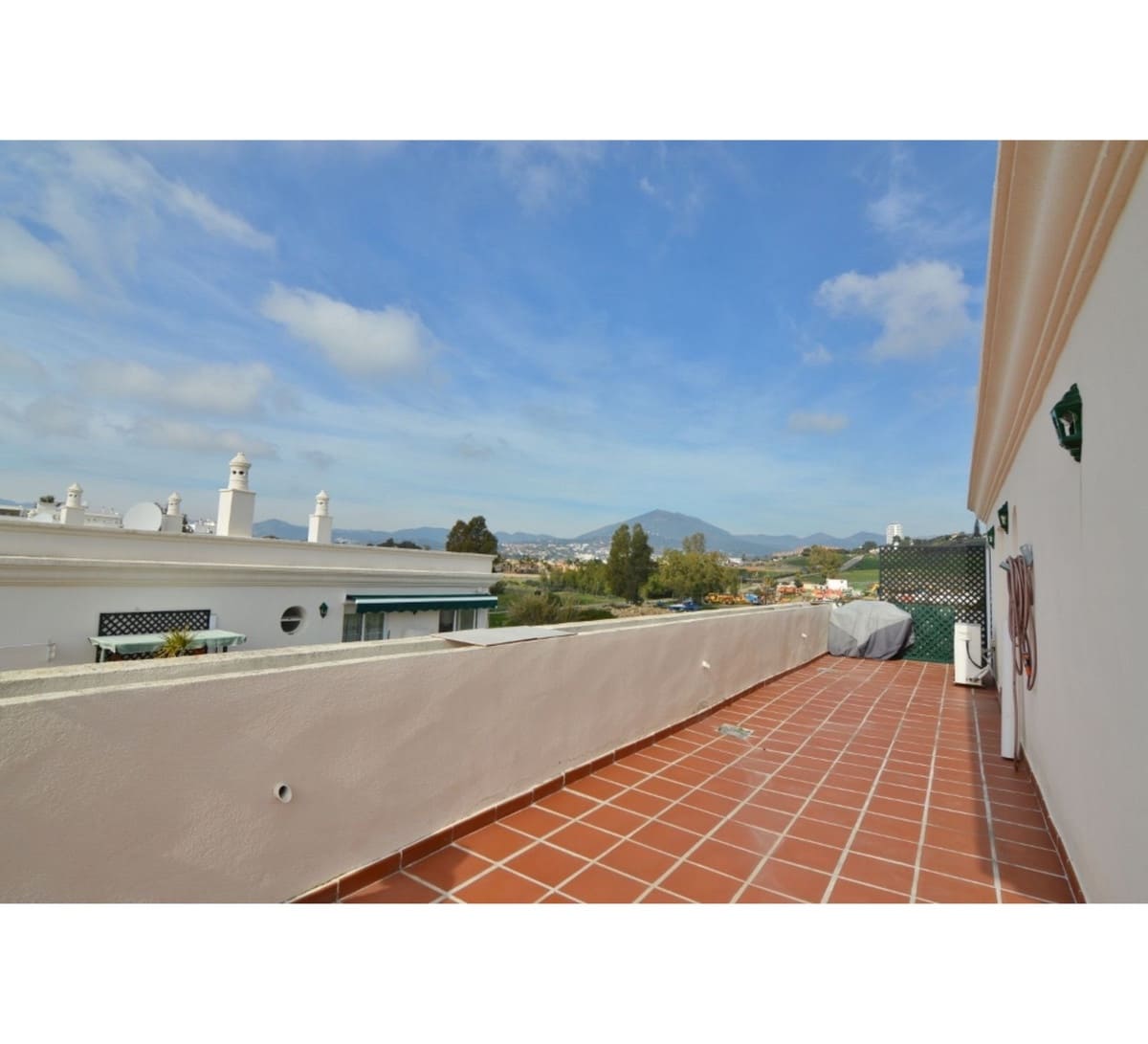 2 bedroom Penthouse for sale in Nueva Andalucia with pool garage - € 589,000 (Ref: 9663277)