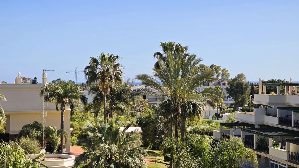 2 bedroom Penthouse for sale in Nueva Andalucia with pool garage - € 589,000 (Ref: 9663277)