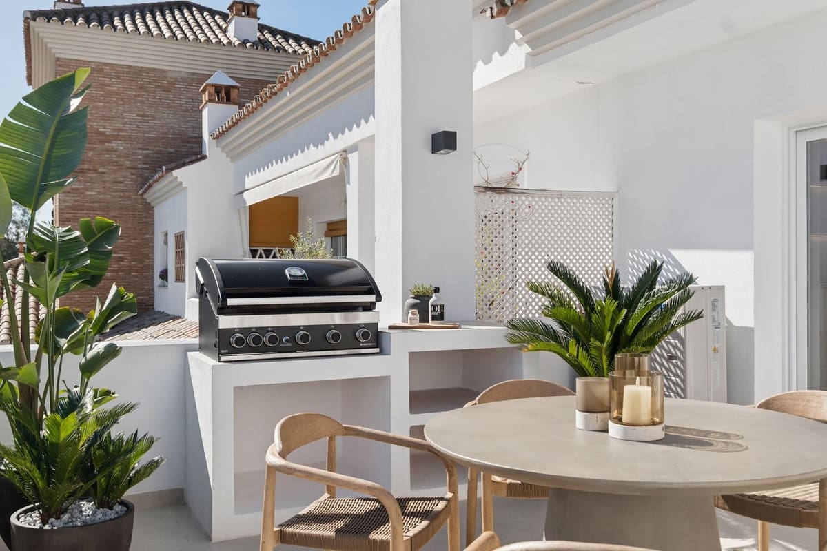 3 sypialnia Penthouse na sprzedaż w Benahavis z basenem garażem - 995 000 € (Ref: 9679178)