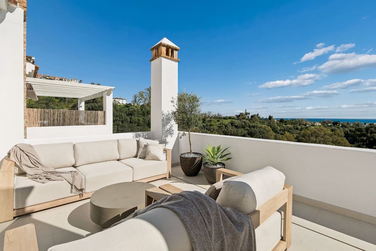 3 sypialnia Penthouse na sprzedaż w Benahavis z basenem garażem - 995 000 € (Ref: 9679178)