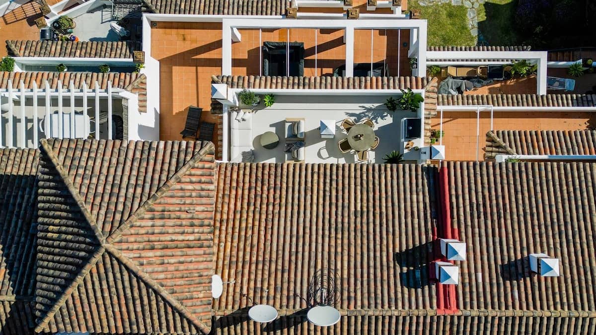 3 sypialnia Penthouse na sprzedaż w Benahavis z basenem garażem - 995 000 € (Ref: 9679178)