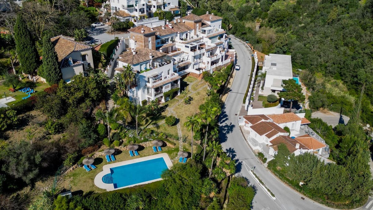 3 quarto Penthouse para venda em Benahavis com piscina garagem - 995 000 € (Ref: 9679178)