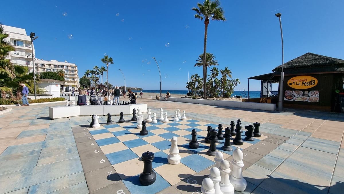 2 sypialnia Penthouse na sprzedaż w Estepona z basenem garażem - 630 000 € (Ref: 9696800)