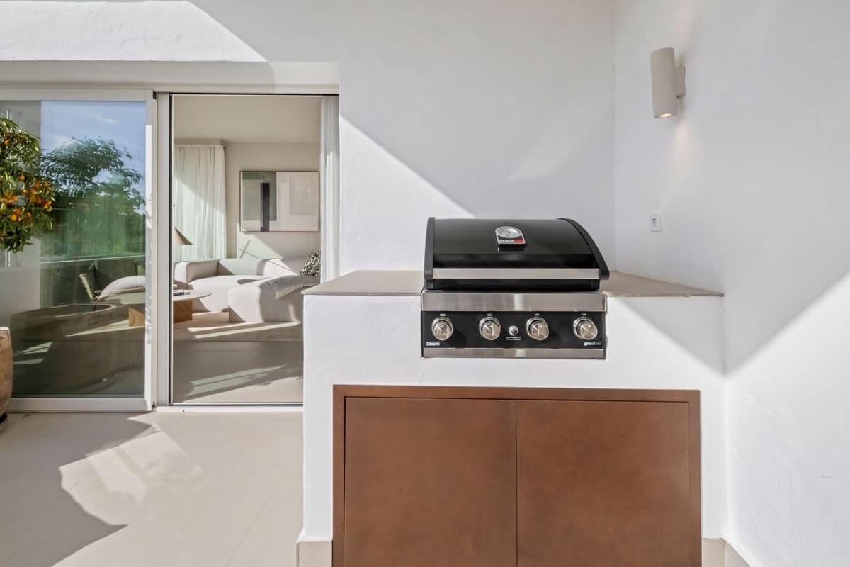 3 bedroom Penthouse for sale in La Quinta with pool - € 849,000 (Ref: 9708987)