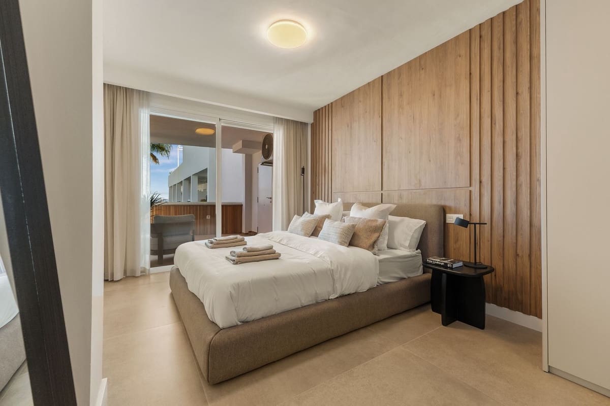 2 bedroom Apartment for sale in Nueva Andalucia with pool garage - € 690,000 (Ref: 9713588)