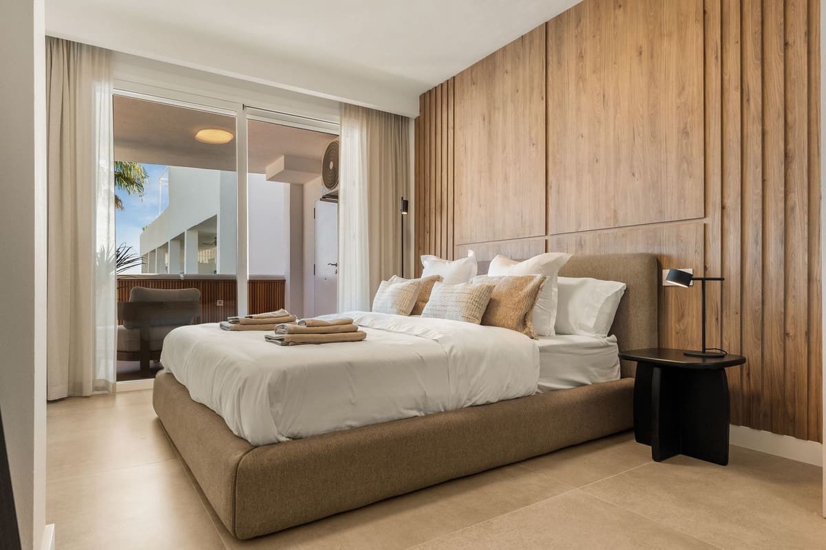 2 bedroom Apartment for sale in Nueva Andalucia with pool garage - € 690,000 (Ref: 9713588)