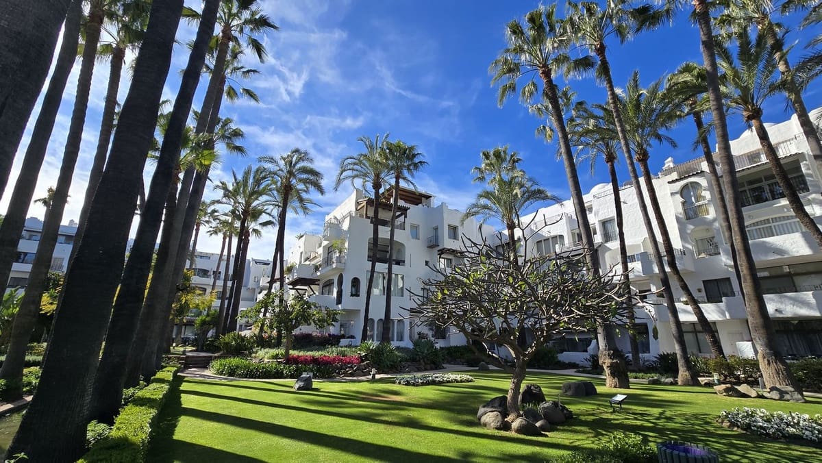 Apartamento de 1 habitación en Puerto Banus en venta con piscina garaje - 600.000 € (Ref: 9715190)