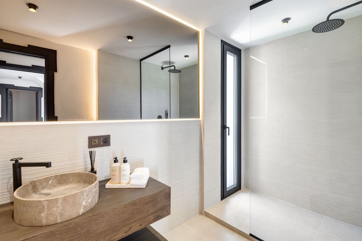 5 bedroom Villa for sale in Nueva Andalucia with pool garage - € 4,290,000 (Ref: 9720355)