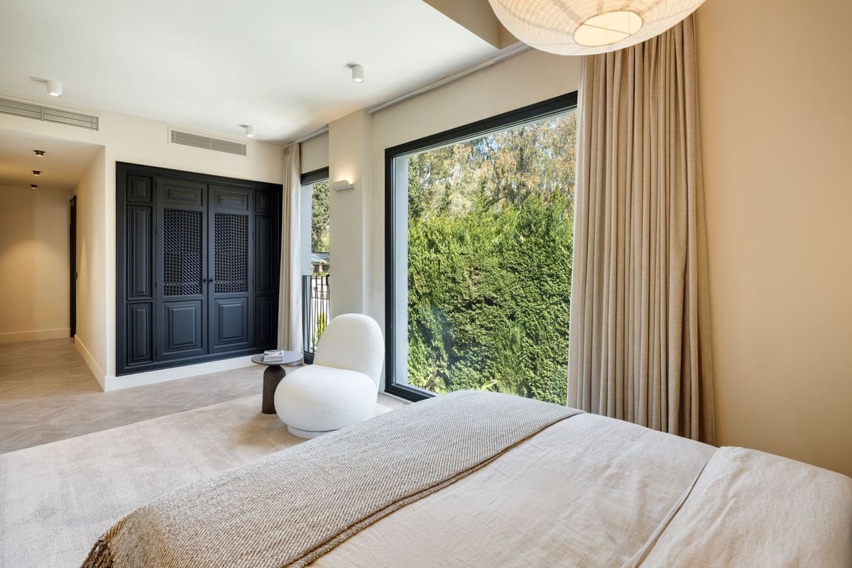 5 bedroom Villa for sale in Nueva Andalucia with pool garage - € 4,290,000 (Ref: 9720355)