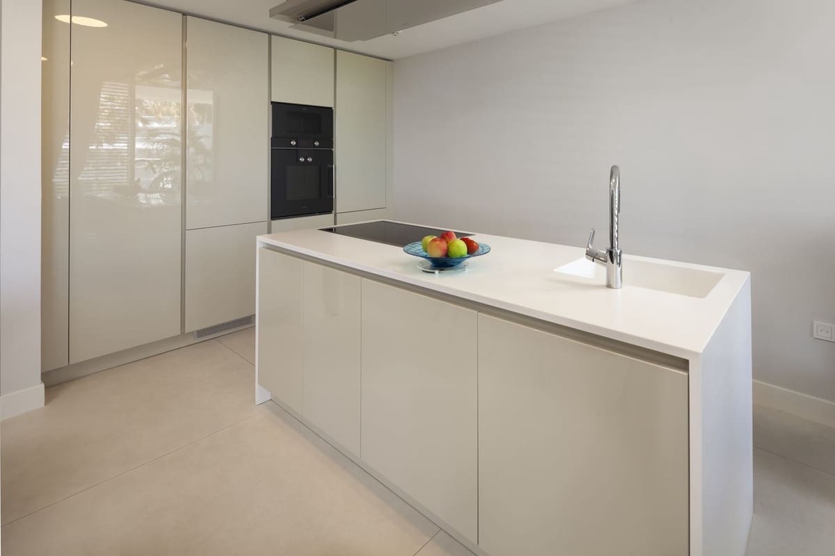 Apartamento de 3 habitaciones en Estepona en venta con piscina garaje - 895.000 € (Ref: 9764892)