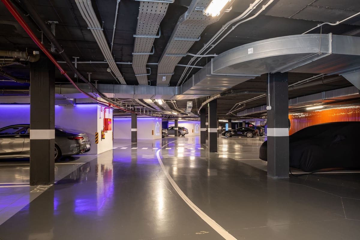 Apartamento de 3 habitaciones en Estepona en venta con piscina garaje - 895.000 € (Ref: 9764892)