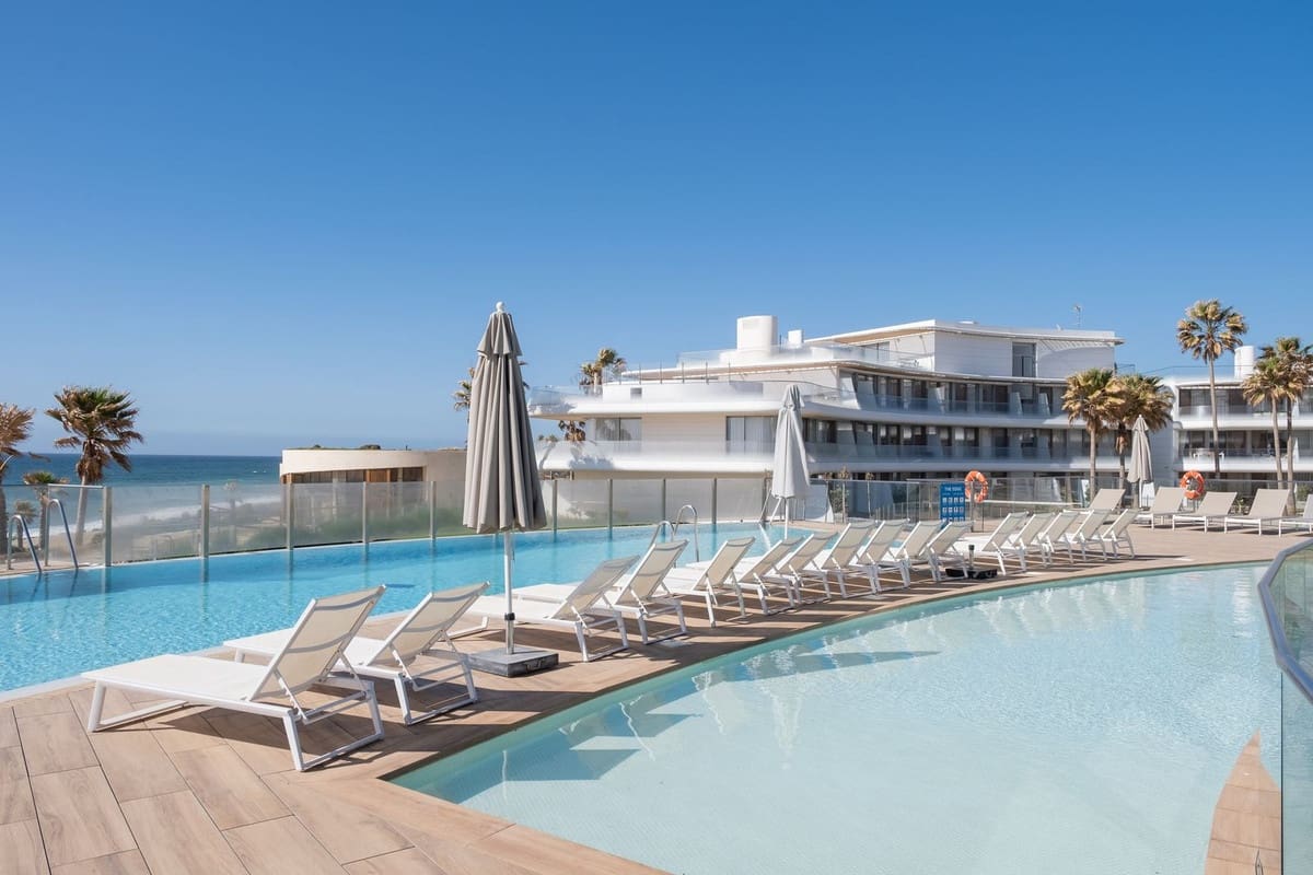 Apartamento de 3 habitaciones en Estepona en venta con piscina garaje - 895.000 € (Ref: 9764892)