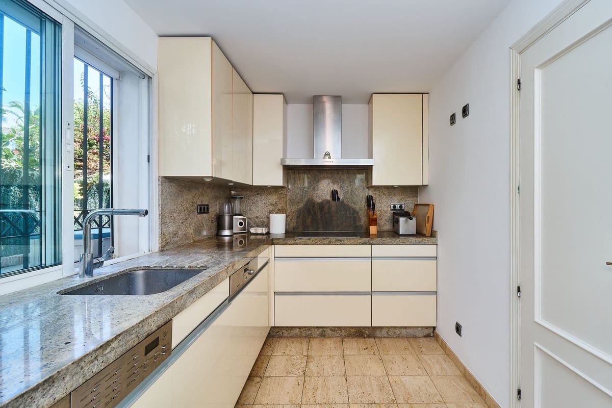 3 bedroom Townhouse for rent in Golden Mile with pool garage - € 4,500 (Ref: 9772637)