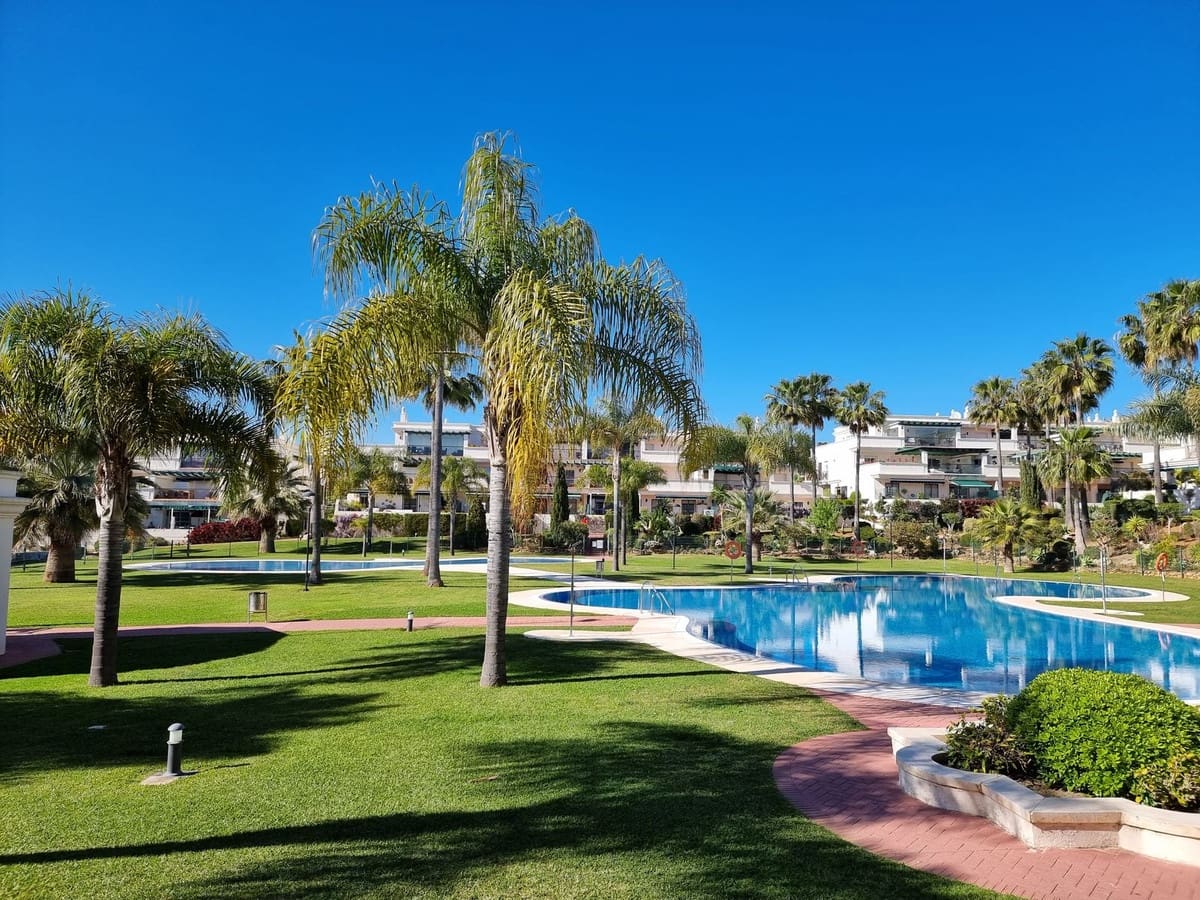 2 Zimmer Apartment zu verkaufen in Nueva Andalucia mit Pool Garage - 429.000 € (Ref: 9786767)