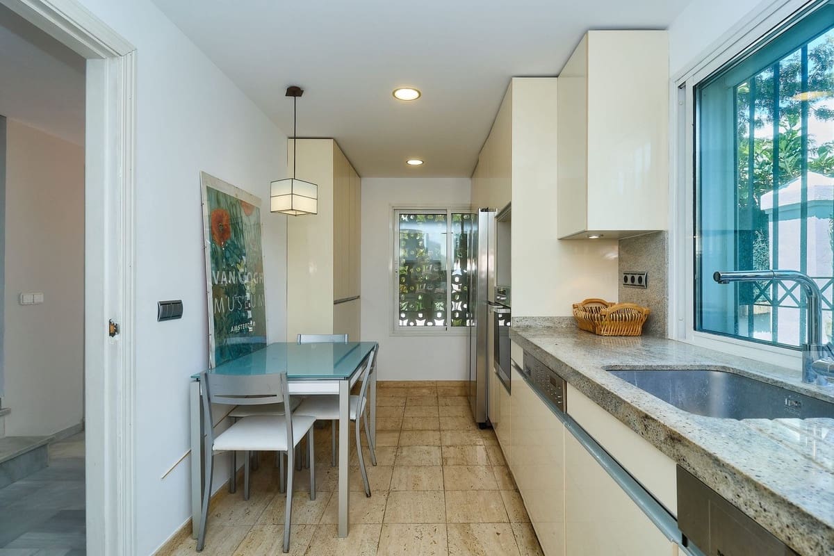 3 sypialnia Dom do wynajęcia w Marbella z basenem garażem - 4 200 € (Ref: 9805955)