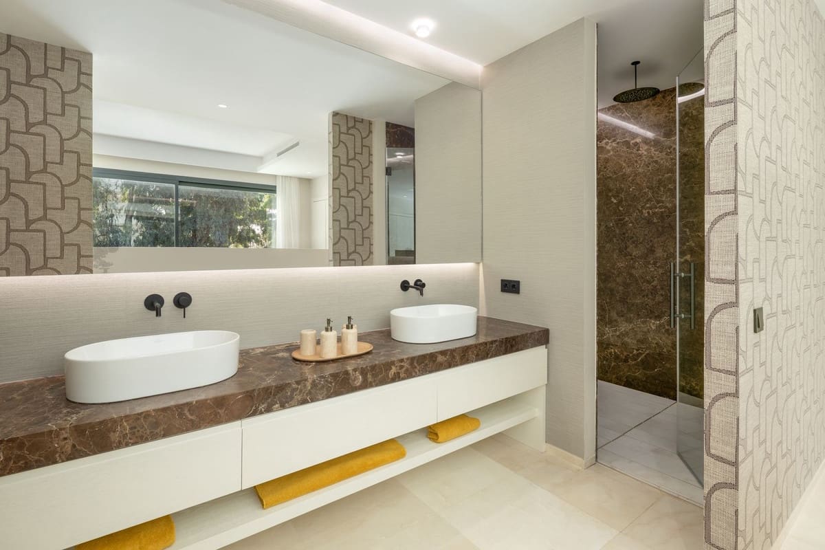 5 soverom Villa til salgs i Nueva Andalucia med svømmebasseng garasje - € 5 265 000 (Ref: 9812442)