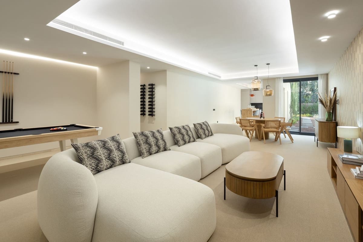 5 soverom Villa til salgs i Nueva Andalucia med svømmebasseng garasje - € 5 265 000 (Ref: 9812442)