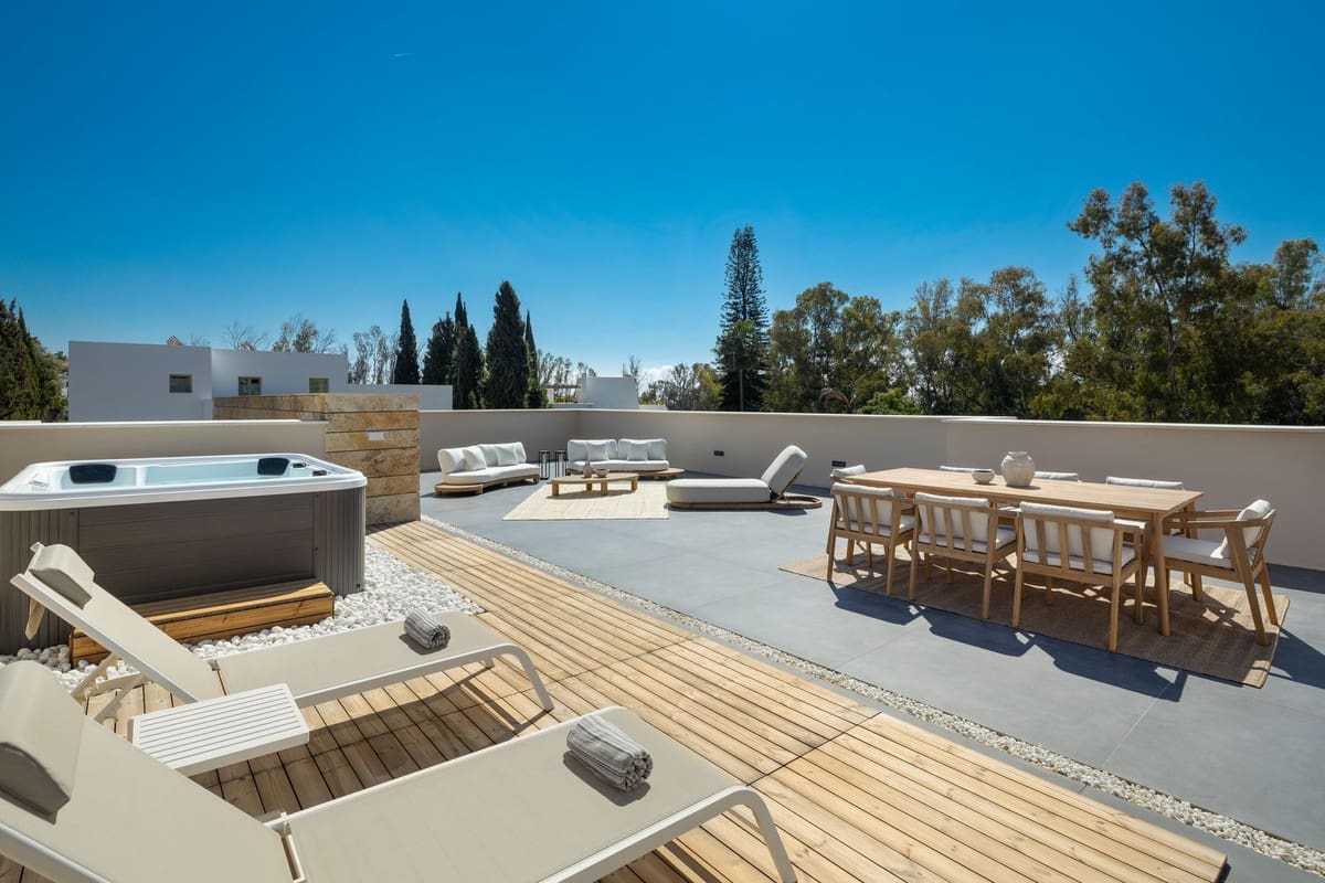 5 soverom Villa til salgs i Nueva Andalucia med svømmebasseng garasje - € 5 265 000 (Ref: 9812442)