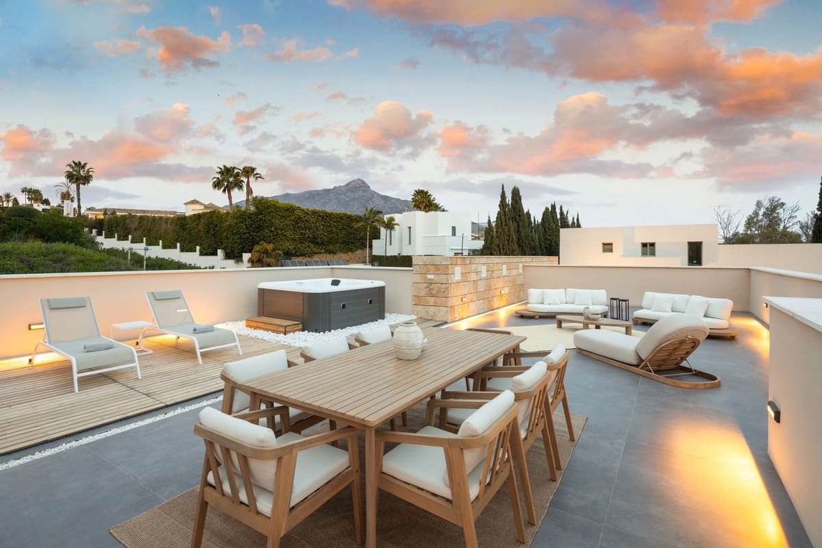 5 soverom Villa til salgs i Nueva Andalucia med svømmebasseng garasje - € 5 265 000 (Ref: 9812442)