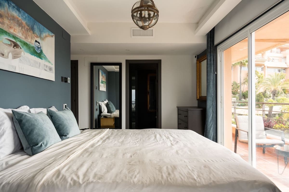 Apartamento de 3 habitaciones en Nueva Andalucia en venta con piscina garaje - 1.350.000 € (Ref: 9816304)