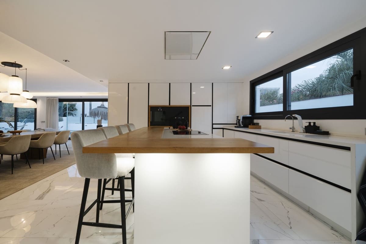 4 quarto Moradia para venda em Nueva Andalucia com piscina garagem - 2 359 000 € (Ref: 9830337)