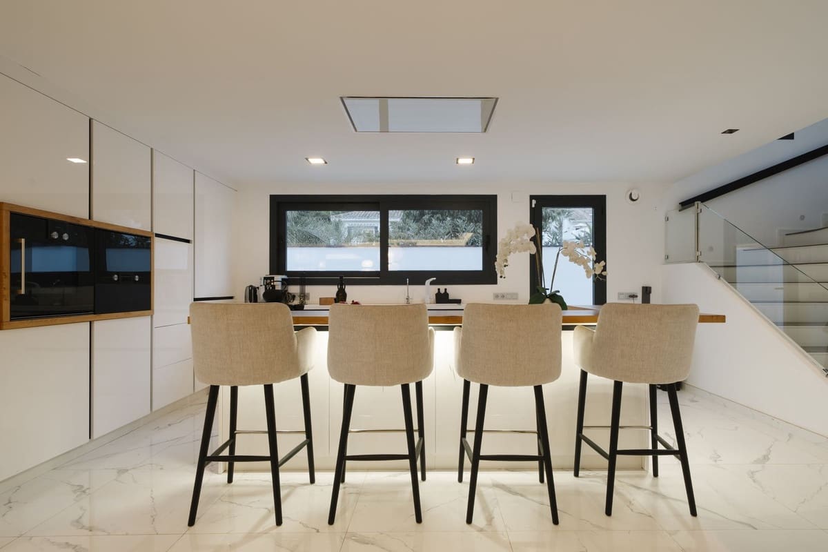 4 quarto Moradia para venda em Nueva Andalucia com piscina garagem - 2 359 000 € (Ref: 9830337)