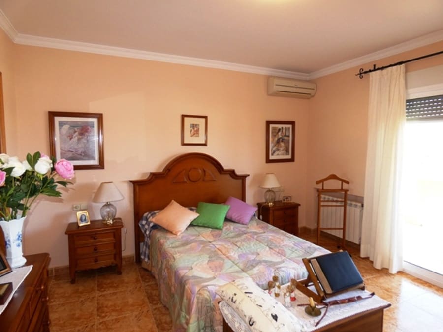 5 bedroom Villa for sale in Denia - € 745,000 (Ref: 4612548)