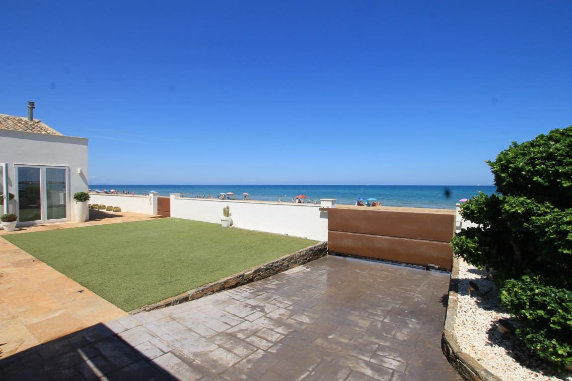 3 bedroom Villa for sale in Denia - € 895,000 (Ref: 4612557)