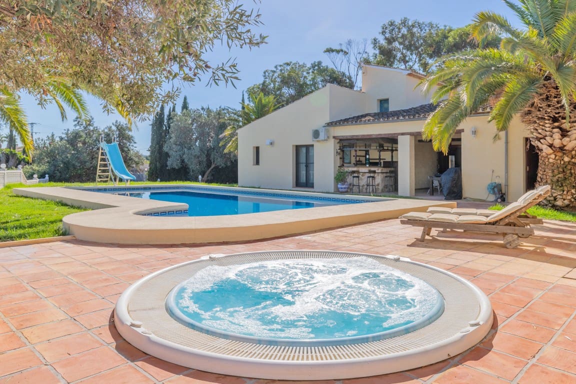 7 bedroom Villa for sale in Benissa with pool garage - € 995,000 (Ref: 4612572)
