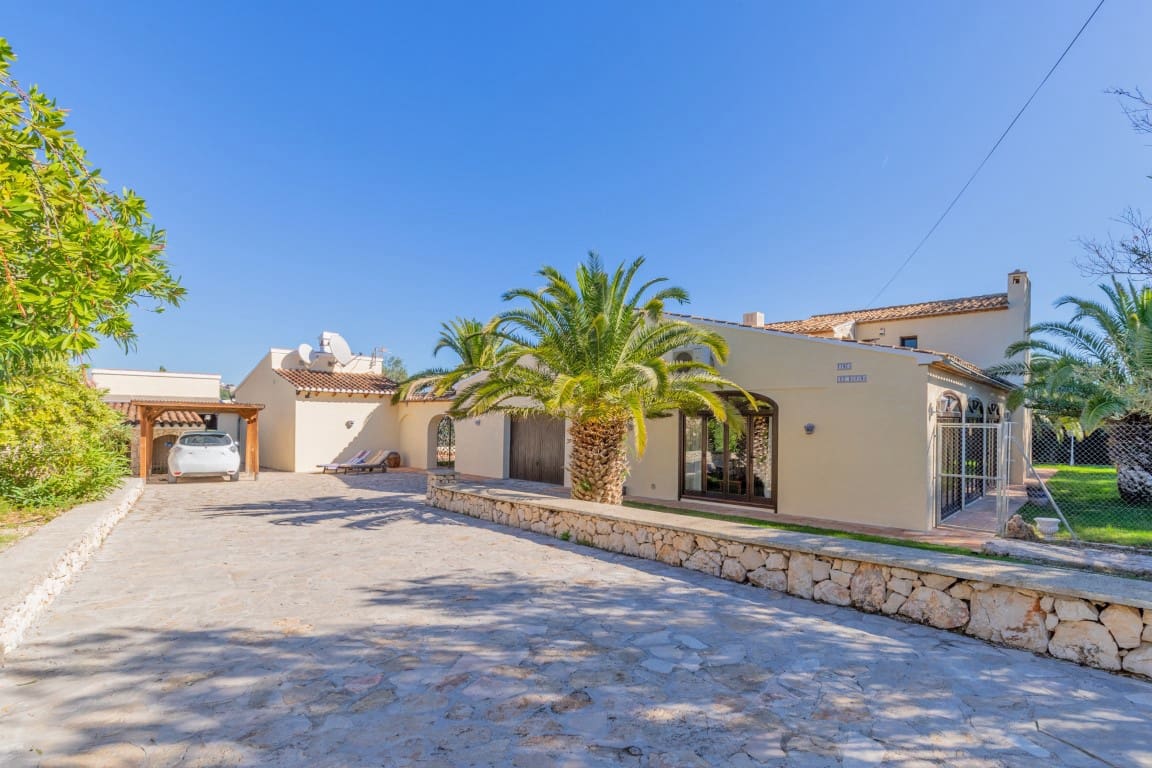 7 bedroom Villa for sale in Benissa with pool garage - € 995,000 (Ref: 4612572)