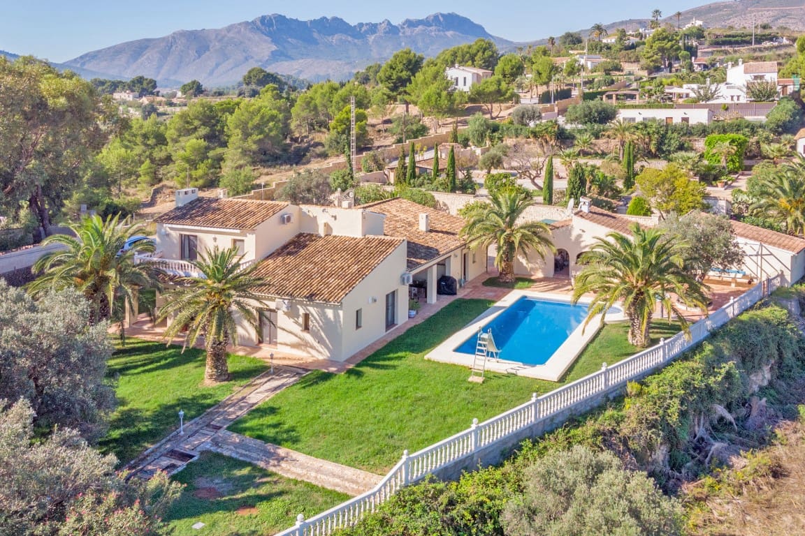 7 bedroom Villa for sale in Benissa with pool garage - € 995,000 (Ref: 4612572)