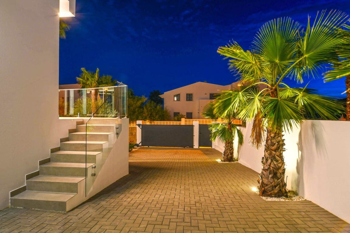 4 bedroom Villa for sale in Moraira with pool garage - € 1,100,000 (Ref: 5563367)